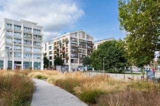 In de levendige Cadixwijk op het Antwerpse Eilandje, waar moderne architectuur, gezellige horecazaken en het maritieme karakter van de stad samenkomen, bevindt zich Residentie Binnevaert. Deze gegeerde buurt biedt een aangename woonomgeving aan het water, op korte afstand van het historische stadscentrum en tal van ontspanningsmogelijkheden. In deze residentie ontdekt u dit high-end duplexappartement van maar liefst 245 m², waar ruimte, luxe en verfijnde afwerking naadloos samenkomen.<br /><br />Bij het betreden van het appartement valt meteen de royale en lichtrijke leefruimte op, afgewerkt met hoogwaardige materialen zoals marmer en parket. De ingewerkte haard creëert een warme sfeer, terwijl de geïntegreerde wijnfrigo een stijlvolle extra toets toevoegt. Aansluitend bevindt zich de prachtige open keuken, uitgerust met een ruim kookeiland en kwalitatieve inbouwtoestellen. Dankzij de grote raampartijen geniet u hier van een overvloed aan natuurlijk licht en een prachtig zicht op het Kempisch dok. Vanuit zowel de leefruimte als de keuken heeft u rechtstreeks toegang tot diverse terrassen, waar u optimaal kunt genieten van het uitzicht en het buitenleven. Verder beschikt deze verdieping over een praktische berging met aansluitingen voor wasmachine en droogkast.<br /><br />Op de hoger gelegen verdieping bevindt zich de masterbedroom, met een ensuite dressing en een luxueuze badkamer voorzien van een ligbad, ruime inloopdouche en dubbele wastafel. Daarnaast zijn er nog twee volwaardige slaapkamers, die momenteel ingericht zijn als bureau en fitnessruimte Deze kamers delen een tweede badkamer met een gelijkaardige uitrusting. Ook op deze verdieping is er een ruim terras aanwezig, de ideale plek om in alle rust te ontspannen en van de buitenlucht te genieten.<br /><br />Het appartement combineert een hoogwaardige afwerking met hedendaags wooncomfort, waaronder airconditioning en energiezuinige voorzieningen. Als extra troef zijn er vier ondergrondse autostaanplaatsen bij aan te kopen aan € 30.000/stuk.<br /><br />Bent u op zoek naar een exclusief appartement waar ruimte, luxe en een unieke ligging aan het water elkaar versterken? Contacteer LISTED voor een bezoek: +32 3 283 51 51.