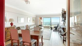Appartement met frontaal zeezicht in hartje Zoute – op te frissen parel met potentieelDit ruime appartement van 115 m² bevindt zich op de vierde...