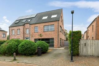 <p><strong>Goed gelegen half open woning met terras en tuin in het centrum van Sint Job in ’t Goor.</strong> Openbaar vervoer, scholen en winkels op wandelafstand. De op- en afrit van de snelweg E19 op 2km. Ook bos en groen met de Brechtse Heide of het wandel- en fietspad langsheen het kanaal op enkele minuten afstand.</p>
<p>Het perceel heeft een straatbreedte van 10,42m en oppervlakte van 616m². De woning heeft <strong>270m² woonruimte</strong> met volgende indeling:</p>
<p><u>GELIJKVLOERS</u>: inkomhal met inbouw vestiairekast, apart gastentoilet, wasplaats (9m²) met aansluiting wasmachine en CV installatie, <strong>zeer ruime leefruimte (81m²)</strong> verdeeld in een zithoek (28m²) aan de voorzijn en een eetkamer met ingerichte open keuken (51m²) aan de achterzijde. De keuken is voorzien van een kastenwand en eiland, werkblad in composiet en inbouw toestellen.</p>
<p><u>VERDIEPING 1</u>: nachthal, slaapkamer 1 (19m²), slaapkamer 2 (18m²), slaapkamer 3 (17m²), badkamer met ligbad, meubel met dubbele lavabo, sierradiator en toilet. Aparte douchekamer met lavabomeubel en ruime douche.</p>
<p><u>VERDIEPING 2</u>: nachthal, apart toilet, slaapkamer 4 (16m²) en slaapkamer 5 (14,5m²).</p>
<p>Aansluitend op de keuken en leefruimte het terras en de tuin. In de omheinde tuin een houten tuinberging met overdekte loungehoek. Deze houten tuinberging kan ook als garage ingericht worden. De oprit biedt plaats voor meerdere wagens zowel voor als achter de ALU tuinpoort.</p>
<p><u>EXTRA INFO:</u> Deze energievriendelijke woning heeft een ENERGIESCORE B – 126 kWh/m²/jaar, <strong>biedt een gevoel van ruimte en licht door de open indeling en grote raampartijen voorzien van HR glas</strong>, CV installatie met aparte boiler voor warm water, trapverlichting, inbouw kastenwand in de inkomhal, buitenkraan aangesloten op de regenwaterput, …..</p>
<p>Ben je op zoek naar een centraal gelegen woning met licht en ruimte op wandelafstand van het centrum? Neem dan zeker contact voor een vrijblijvend bezoek 03/636.47.47 of lieven@coga.be</p>
<p></p>