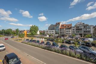 Modern 2-slaapkamerappartement met open zicht over het Abraham Hansplein, vlakbij de Lippenslaan en op wandelafstand van de Zeedijk-Albertstrand. Prachtige residentie in Anglo-Normandische stijl ! <br /><br />Lichtrijk appartement in een zeer mooi, recent gebouw (bouwjaar 2012) met een ruim terras vooraan. <br />De lichtrijke woonkamer biedt toegang tot een prachtig terras met zicht op het bekende Abraham Hansplein.<br />De moderne keuken is voorzien van alle moderne apparatuur waaronder een stoomoven en biedt extra opbergruimte met de aaneensluitende berging die voorzien is voor aansluiting van een wasmachine.<br /><br />Het appartement beschikt over 2 ruime slaapkamers, waarvan 1 met dubbele lavabo en ligbad en toilet. Daarnaast is het appartement ook voorzien van een douchekamer met inloopdouche. Apart toilet. <br /><br />Verder beschikt de residentie over een personenlift alsook over een grote fietslift, waardoor u makkelijk de fietsen kunt parkeren in de kelderverdieping. <br /><br />Het gebouw is uitstekend gelegen op wandelsafstand van de Lippenslaan, restaurants en openbaar vervoer.<br /><span>EPC : 79m² (UC: 3452532)</span>