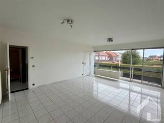 <p>Schrijf u in op het bezoekmoment via onze website: www.immomk.be!<br />Instapklaar appartement op de 1ste verdieping (zonder lift), gelegen in een doodlopende straat, nabij het centrum van Broechem, winkels, scholen en openbaar vervoer. We betreden het appartement via de inkomhal met ingemaakte kasten. Deze hal geeft toegang tot de gezellige leefruimte, die ruim aanvoelt. De keuken is volledig uitgerust met alle comfort en toestellen (ijskast- micro - oven - kookvuur - dampkap - 1,5 spoelbak - vaatwasmachine). Het appartement beschikt over 2 slaapkamers en een dressing/bureau. Verder is er nog een apart gastentoilet aanwezig in de hal. De badkamer is voorzien van een bad (jacuzzi), douche en lavabo met meubel- en spiegelkast. Het appartement beschikt over een privé garagebox. De maandelijkse vaste kosten bedragen 90 euro (waterverbruik inclusief). Bent u op zoek naar een instapklaar appartement? Aarzel dan niet en plan vandaag nog uw bezoek. Schrijf u in op het bezoekmoment via onze website: www.immomk.be. Wij helpen u graag verder!</p>