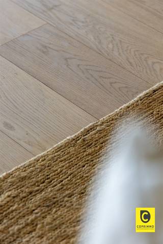 <p><span>Luxe, Licht & Comfort: Royaal 2-slaapkamerappartement (111 m²) + bureel en EPC B</span></p><p><span>Bent u op zoek naar een instapklaar appartement waar ruimte en licht de hoofdrol spelen? Zoek niet verder. Op de tweede verdieping van een uitstekend onderhouden gebouw met lift aan de Ringlaan, bieden wij dit prachtige appartement van maar liefst 111 m² (cfr. EPC) aan. Dankzij de kwalitatieve afwerking, de doordachte indeling en het gunstige EPC B-label geniet u hier van een zorgeloze en energiezuinige toekomst.</span></p><p><span> </span></p><p><span>Stijlvolle inkomhal</span></p><p><span>Bij binnenkomst wordt u verwelkomd in een royale hal met een handige vestiairekast: de perfecte, ordelijke start van uw thuis. Daarnaast beschikt het appartement over een apart gastentoilet en een praktische berging met aansluitingen voor wasmachine en droogkast.</span></p><p><span> </span></p><p><span>Lichtrijke leefruimte & open keuken</span></p><p><span>De royale leefruimte op een warme parketvloer vormt het kloppend hart van de woning. Door de grote raampartijen baadt de ruimte in het natuurlijk licht. Aansluitend vindt u de moderne open keuken met stijlvol kookeiland, volledig uitgerust met kwalitatieve toestellen. Of u nu een snelle hap bereidt of uitgebreid dineert met vrienden: dit is een plek waar u zich meteen thuis voelt.</span></p><p><span> </span></p><p><span>Kamers & badkamer</span></p><p><span>Aan de rustige achterzijde bevinden zich twee ruime slaapkamers (ca. 19 m² en 11 m²), waar u geniet van een serene sfeer. Vanuit de masterbedroom stapt u zo het gezellige terras op, de ideale plek om de dag in alle rust af te sluiten. Daarnaast beschikt het appartement over een veelzijdige derde kamer. Of u nu droomt van een eigen home-office, een luxueuze dressing of een creatieve hobbyruimte: hier kan het allemaal. De badkamer is modern ingericht met een inloopdouche en een lavabomeubel.</span></p><p><span> </span></p><p><span>Kelder & staanplaats</span></p><p><span>Ondergronds vindt u een ruime kelder. Een ondergrondse staanplaats is mee aan te kopen aan 20.000 euro.</span></p><p><span> </span></p><p><span>Extra troeven</span></p><p><span>- Energiezuinig wonen - Een uitstekend EPC B-label en vernieuwde beglazing doorheen het hele appartement.</span></p><p><span>- Prachtig gerenoveerd</span></p><p><span>- Grote kamers</span></p><p><span>- Zuidgericht terras</span></p><p><span>- Ondergrondse staanplaats </span></p><p><span> </span></p><p><span>Dit instapklare appartement combineert ruimte, licht en een praktische indeling met een uitstekende bereikbaarheid. De perfecte match voor wie op zoek is naar modern wooncomfort op een strategische locatie.</span></p><p><span> </span></p>