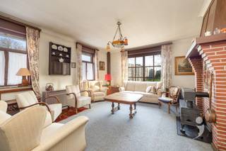 <p><span>Volledig te renoveren woning met garage en ruime loods op een centrale ligging nabij het centrum van Tildonk.</span></p><p><span> </span></p><p><span>De woning omvat een inkomhal die toegang biedt tot de leefruimte met achterliggende keuken. Aan de rechterzijde bevindt zich een aparte eetkamer. Naast de keuken vinden we een kelder met opkamer, momenteel ingericht als slaapkamer. Verder beschikt de woning nog over een badkamer en een extra slaapkamer. Via de keuken bereiken we een bijkomende ruimte die kan dienen als extra leefruimte, veranda, hobbyruimte,... Van hieruit is er toegang tot de zolderverdieping en tot de garage met achterliggende loods. Er is een zeer ruime zolderverdieping, die de mogelijkheid biedt om meerdere kamers te creëren.</span></p><p><span> </span></p><p><span>De garage sluit aan op de grote loods, die net als de rest van het pand een volledige renovatie nodig heeft. Ideaal voor zelfstandigen die nood hebben aan opslag of werkruimte. </span></p><p><span> </span></p><p><span>Op het perceel zelf is er momenteel een zeer beperkte buitenruimte, de grond links van deze woning hoort niet bij deze verkoop. Deel van het huidige terras bevindt zich op de grond van de buren.</span></p><p><span> </span></p><p><span>Deze woning is onderhevig aan de renovatieplicht.</span></p><p><span> </span></p><p><span>Interesse in deze veelzijdige renovatiekans? Contacteer ons op 016 15 31 15 of info@immolivit.be</span></p><p><span> </span></p><p><span> </span></p><p><span> </span></p><p><span> </span></p><p><span> </span></p>