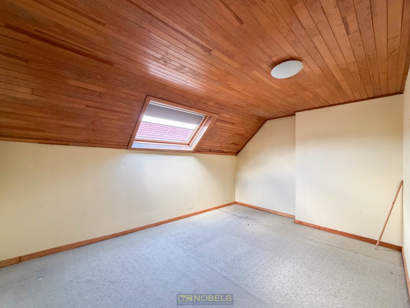 Te koop, Te renoveren starterswoning met inpandige garage in het centrum van Ronse! - foto 5