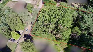 Op een aantrekkelijke locatie in Mol bevindt zich dit ruime bouwperceel met een totale oppervlakte van 1.365 m².<br />Dankzij de royale straatbreedte van maar liefst 25,4 meter biedt het perceel interessante mogelijkheden voor het realiseren van een ruime vrijstaande woning met een aangename tuin. De gunstige afmetingen laten ruimte voor een comfortabele en eigentijdse wooninvulling, uiteraard steeds onder voorbehoud van de toepasselijke stedenbouwkundige voorschriften en het verkrijgen van de nodige vergunningen.<br />Een uitstekende opportuniteit voor wie op zoek is naar een ruim bouwperceel en zijn toekomstige woning volledig naar eigen smaak en wensen wil vormgeven.<br /><br /><br /><strong>Locatie:</strong><br /><br />De Leeuwerikheide wordt gekenmerkt door haar rustige en groene woonomgeving. Het perceel is volgens de stedenbouwkundige bestemming gelegen in woonpark, een bijzondere categorie binnen het woongebied waarbij het residentiële en groene karakter van de omgeving centraal staat.<br />Hier geniet u van ruimte, privacy en natuur, terwijl de voorzieningen van Mol en de omliggende gemeenten vlot bereikbaar blijven. Mol bevindt zich in de noordoostelijke Kempen, in de provincie Antwerpen en vlak bij de grens met Limburg. Daardoor combineert deze locatie het beste van twee regio’s.<br />De omgeving staat bekend om haar uitgestrekte bossen, meren en gevarieerde wandel- en fietsmogelijkheden. Onder meer de Molse Meren, natuurgebieden, het Provinciaal Recreatiedomein Zilvermeer en verschillende wandelroutes dragen bij aan de bijzondere woon- en recreatiekwaliteit van de regio.<br />Een uitstekende opportuniteit voor wie landelijk en groen wil wonen, zonder volledig afgelegen te zijn.
