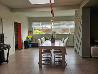 BEZOEK AANVRAGEN ENKEL MOGELIJK VIA VOLGENDE LINK: https://verlinden.mijnhuurprofiel.be/property/f5e89e06-7045-4316-b57b-d3dd20972f7a<br /><br />Deze gezellige woning met 3 slaapkamers is rustig gelegen in OLV-Olen met een vlotte verbinding naar omliggende gemeenten.<br /><br />Via de inkomhal kom je terecht in de eetkamer met open keuken. Deze is uitgerust met een vaatwasser, koelkast, vriezer, inductiekookplaat, afzuigkap, spoelbak en voldoende opbergruimte. Aansluitend is de zithoek met bureauruimte en berging aanwezig. <br />Op het gelijkvloers bevinden zich nog een ruime berging, apart toilet en wasplaats.<br /><br />Op de verdieping vind je 3 slaapkamers, een apart toilet en de badkamer, voorzien van een ligbad, inloopdouche en dubbele wastafel in meubel. <br /><br />De tuin is volledig omheind en aangelegd met 2 terrassen. Het tuinhuis biedt extra berging.<br /><br />Huurprijs: €1.100/maand | beschikbaarheid: 01/06/2026 | EPC: 400 kWh/m²