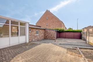 Halfopen woning op toplocatie in centrum van Maasmechelen.<br />Het huis staat op een hoekperceel van 4a 8ca en beschikt over een oprit aan de voorkant en aan de rechterzijde met toegang tot een inpandige garage.<br /><br />De woning wordt verwarmd via centrale verwarming op aardgas, waarvan de ketel in 2018 werd geplaatst.<br />In 2020 werd de woning voorzien van een nieuw zadeldak met bijhorende dakisolatie en dakgoten.<br />De raampartijen zijn van aluminium en zijn, samen met de voordeur, uitgerust met rolluiken. De veranda en de aansluitende deuren zijn van pvc.<br /><br />Indeling:<br />De leefruimte bevindt zich vooraan de woning en is voorzien van een schouw en sluit aan op de eetkamer en de ruime keuken.<br />Vanuit de keuken heb je toegang tot de veranda aan de achterkant en de inkomhal met vaste trappen naar de kelder en de eerste verdieping.<br />De veranda omvat een grote ruimte, is aangesloten op de inpandige garage en heeft toegang tot de tuin en de oprit via de zijdeur.<br />Op de eerste verdieping bevinden er zich drie slaapkamers en één badkamer die allemaal toegankelijk zijn via de nachthal.<br /><br />De stedenbouwkundige inlichtingen zijn in aanvraag.<br />Contacteer ons voor inzage in de attesten, bouwplannen en documenten m.b.t. de regularisatie.