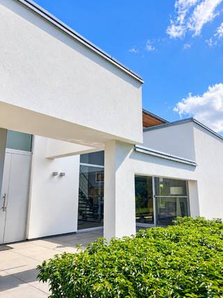 ***** hele hedendaagse en instapklare moderne villa te koop in Diksmuide-Woumen *****<br /><br />omvattende :
<ul>
<li>gelijkvloers : inkomhal, ruime gezellige zithoek, grote eethoek met aansluitend bureel, volledig ingerichte moderne open leefkeuken, ruime wasberging, grote dubbele garage, toilet, grote oprit, volledig aangelegde tuin met heel wat privacy, verschillende terrassen en vijver</li>
<li>1ste verdieping : nachthal, 3 slaapkamers, dressing, badkamer, douchekamer en apart toilet</li>
<li>dakverdieping : grote zolder als bergruimte</li>
</ul>
<br />***** TOP-AANBIEDING *****<br />