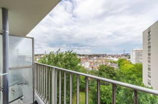 Een goed gelegen studio met terras met panoramische zichten. Gelegen nabij openbaar vervoer en invalswegen.Op de 8e verdieping (met lift): inkomhal...