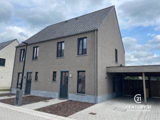 Op zoek naar een moderne en comfortabele woning op een rustige locatie nabij de Nederlandse grens? Deze fraaie, recente woning in Ravels biedt alles wat je nodig hebt!<br /><br />Indeling:<br />Je komt binnen via een uitnodigende inkomhal die toegang geeft tot de gezellige woonkamer met veel natuurlijk licht. De open keuken is volledig geïnstalleerd en voorzien van alle moderne apparatuur – perfect voor wie graag kookt of gasten ontvangt. Via de schuifraam heb je toegang tot de aangename, onderhoudsvriendelijke tuin, ideaal om te ontspannen of gezellig buiten te zitten.<br /><br />Verdieping 1:<br />Op de eerste verdieping bevinden zich drie slaapkamers, waaronder een ruime hoofdslaapkamer met een praktische dressing. De moderne badkamer is voorzien van alle comfort.<br /><br />Verdieping 2:<br />De tweede verdieping biedt een zeer ruime vierde slaapkamer die ook perfect dienst kan doen als hobbyruimte, bureau of logeerkamer.<br /><br />Bovendien beschikt de woning over een carport, wat extra comfort en bescherming biedt voor je wagen.<br /><br />TROEVEN:<br />+ Rustige nieuwe wijk<br />+Goede zonnige oriëntatie<br />+Energiezuinig EPC 26 kWh/m²/jr <br />+Ruime carport<br />+ Gelegen op een rustige locatie vlakbij de grens met Nederland
