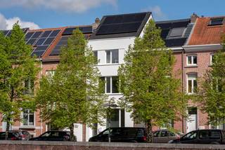 Een energiezuinige (EPC A) karakterwoning aan het water<br /><br />Alle info, troeven en meer foto’s over de woning vindt u op www.keldermansvest29.com <br />GEEN IMMO AUB. <br /><br />Op een toplocatie aan het water en op 10 minuten wandelen van het centrum van Mechelen, ligt dit mooie karaktervolle herenhuis dat in zijn totaliteit (en energiezuinig) werd verbouwd in 2023-2024.<br /><br />De woning is ruim en héél erg lichtrijk. Ze ademt sfeer uit dankzij haar prachtige originele elementen zoals hoge plafonds en mooie molures. <br /><br />Technisch is de woning tiptop inorde: EPC-label A dankzij onder andere zonnepanelen, dakisolatie, muurisolatie, verwarming via warmtepomp, regenwaterput, ventilatiesysteem D en elektrisch ingebouwde screens aan de voorzijde van de woning. De woning is asbestvrij. <br /><br />Indeling gelijkvloers:<br />-Ruime inkomhal <br />-Zeer ruime, lichtrijke woonkamer en keuken<br />-Toilet<br />-Rustige tuin van 110 m2 met terras van 20 m2<br /><br />Tussenverdieping:<br />-1 slaapkamer<br /><br />Eerste verdieping:<br />- 1 ruime slaapkamer (kan ook worden gebruikt als extra leefruimte, speelkamer, bureel of hobbykamer). <br />- Zeer ruime badkamer met ligbad, inloopdouche, dubbele lavabo en toilet<br /><br />Tweede verdieping:<br />- 2 slaapkamers<br />- Badkamer met inloopdouche, lavabo en toilet.<br /><br />De ruime kelder en zolder zorgen voor heel wat extra opbergruimte.<br /><br />De woning is beschikbaar vanaf oktober 2026 (overeen te komen).<br /><br />Wenst u graag een bezoek? Maak dan via de website www.keldermansvest29.com een afspraak voor de kijkdagen op 8 en 9 mei. Het maken van een afspraak is verplicht. <br /><br />Tot dan? <br />