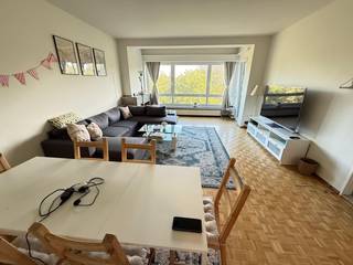 Instapklaar appartement met prachtig zicht op Stadspark.<br /><br />Indeling :<br /><br />Inkomhal : +/- 14 m², parket.<br />Vestiaire : +/- 3 m², parket.<br />Afzonderlijk toilet met lavabo.<br />Living : +/- 35 m², parket.<br />Keuken : +/- 9 m², tegels, gasfornuis, dampkap, vaatwasser, dubbele afwasbak.  Terras : +/- 2,5 m².<br />Slaapkamer 1 : +/- 25 m², tapijt. Terras : +/- 4 m².<br />Slaapkamer 2 : +/- 14 m², tapijt.<br />Badkamer : ligbad, dubbele lavabo, hangtoilet, witte kastjes, handdoekdroger.<br />Berging :  +/- 1.5 m², met aansluiting wasmachine en droogkast.<br /><br />Kelderberging nummer 6.<br /><br />Algemene onkosten : € 150/mnd.<br />CV op gas individueel.<br />Aluminium ramen met dubbele beglazing.