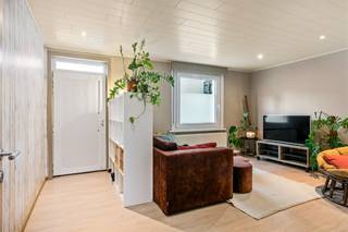 Deze charmante gesloten bebouwing is uitstekend gelegen op het Kerkplein, pal in het centrum van Stabroek. Dankzij de centrale ligging bevinden winkels, scholen en het openbaar vervoer zich op wandelafstand. U betreedt de woning via de gezellige woonkamer met open keuken, die samen een aangename en lichtrijke leefruimte vormen. Op het gelijkvloers is tevens een praktische berging voorzien met aansluitingen voor wasmachine en droogkast. Via de houten trap bereikt u de eerste verdieping, waar zich twee volwaardige slaapkamers en een badkamer bevinden. Daarnaast beschikt de woning over een droge kelder, waar de verwarmingsketel werd geïnstalleerd. Achteraan de woning bereikt u via het gemeenschappelijke steegje de fietsenberging en de oost-georiënteerde tuin. Hier kan u in alle rust genieten van de ochtend- en middagzon. Het steegje is eveneens toegankelijk via een poortje aan het Kerkplein. 