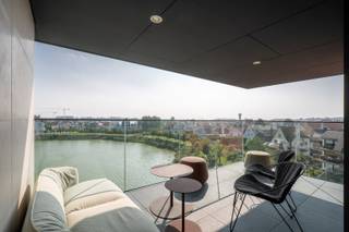 Unieke aanbieding In de prestigieuze residentie, La Rive: hoek appartement met zicht op het Zegemeer en het residentiële Knokke!Smaakvol afgewerkt 3...