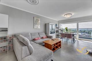 Met genoegen stellen wij u dit appartement van 92m² voor, met 3 slaapkamers en een terras, gelegen op de 19e verdieping aan de Dikke-Beuklaan 28...