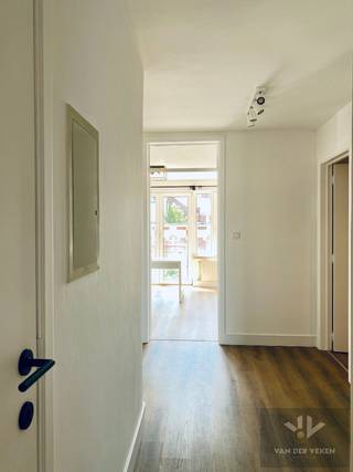 <em><strong>Dit appartement is beschikbaar vanaf 1 oktober 2026!<br />Vaste maandelijkse kosten: € 60,00 <br />Autostaanplaats inbegrepen!</strong></em><br /><br />In de rustige Lazarijstraat in Hasselt geniet u van een aangename woonomgeving met alle voorzieningen binnen handbereik.<br /><br />Het bruisende stadscentrum, winkels, horeca en diverse uitvalswegen bevinden zich op slechts enkele minuten, waardoor u profiteert van een uitstekende, centrale ligging in de Limburgse hoofdstad.<br /><br />Het appartement biedt een lichtrijke, open leefruimte met een volledig uitgeruste keuken, inclusief vaatwasser. Vanuit de leefruimte heeft u rechtstreeks toegang tot een aangenaam terras.<br /><br />Verder beschikt het appartement over twee ruime slaapkamers, een badkamer, een apart toilet en een praktische kelderberging.<br /><br />Een private autostaanplaats is inbegrepen in de huurprijs, zodat u steeds over een eigen parkeerplaats beschikt.<br /><br />Word jij de bewoner van dit prachtig appartement? Surf naar www.vdv-vanderveken.be, kies bij “TE HUUR” voor dit pand en vul de kandidatenfiche in (klik in het gouden balkje op “Ik wil dit pand graag huren!”). Wij contacteren je voor een afspraak!