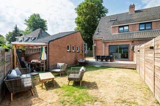 Deze instapklare, gerenoveerde woning (2021) is gelegen op een uitstekende locatie in Mariakerke, met een vlotte verbinding naar Gent, winkels, scholen, openbaar vervoer en belangrijke invalswegen. <br /><br />Bij het betreden van de woning kom je binnen in de ruime inkomhal, die toegang biedt tot de lichtrijke leefruimte en de bovenverdieping. De gezellige woonkamer sluit naadloos aan op de open, volledig uitgeruste keuken, vanwaar je een mooi zicht hebt op de tuin.<br /><br />Op de eerste verdieping bevinden zich een ruime slaapkamer en een grote badkamer, uitgerust met zowel een ligbad als een aparte douche. Via een vaste trap bereik je de zolderverdieping, waar een tweede volwaardige slaapkamer is ingericht.<br /><br />Achteraan geniet je van een aangename tuin met terras. Daarnaast beschikt de woning over een vrijstaande garage met plaats voor een ruime wagen en extra bergruimte. De grote oprit biedt bovendien parkeergelegenheid voor meerdere wagens.<br /><br />Troeven:<br />
<ul>
<li>Instapklaar en gerenoveerd in 2021</li>
<li>geen renovatieplicht</li>
<li>Conforme elektrische keuring</li>
<li>Ruime oprit en vrijstaande garage</li>
<li>Uitstekende ligging nabij winkels, scholen, openbaar vervoer en Gent</li>
</ul>
<br />Vrij bij akte. <br /><br /><br />Bel Top Vastgoed voor een bezoek op 0475 700 700.