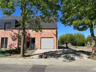 OPENDEUR 23/05 VAN 9 TOT 10 UUR<br /><br />Ben je op zoek naar een moderne en energiezuinige gezinswoning in een rustige, kindvriendelijke omgeving? Dan is deze nieuwbouwwoning in de Merelstraat te Poelkapelle precies wat je zoekt! Deze woning bevindt zich momenteel in een ver gevorderde afwerkingsfase en combineert hedendaags wooncomfort met een warme, tijdloze architectuur in rood genuanceerde gevelsteen.<br /><br />✅ Troeven van deze woning:<br /><br />- Ruime, lichtrijke leefruimte met open keuken, eetplaats en zithoek – perfect verbonden met het terras en de tuin.<br />- Strakke keuken met kookeiland, veel kastruimte en zicht op de tuin.<br />- 3 slaapkamers ideaal voor gezinnen of thuiswerk.<br />- Luxueuze badkamer met vrijstaand bad en verfijnde afwerking.<br />- Inpandige garage en oprit met voldoende parkeergelegenheid.<br />- Energiezuinig: moderne technieken en uitstekende isolatie.<br />- Aangename tuin met terras, ideaal georiënteerd voor zon en privacy.<br /><br />De woning biedt niet alleen comfort en stijl, maar ook rust en veiligheid dankzij de ligging in een doodlopende straat in het landelijke Poelkapelle. Hier woon je op een boogscheut van scholen, winkels en verbindingswegen naar Ieper, Roeselare en de A19.<br /><br />Ben je op zoek naar een instapklare woning waarbij je nog een persoonlijke toets kan geven aan de afwerking? Dan is dit jouw kans!<br /><br />📞 Interesse? Contacteer Thijs:<br />📲 051 57 54 61<br />📧 friedel@grouptrybou.be | thijs@grouptrybou.be