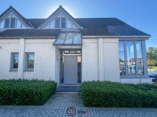 Op zoek naar een comfortabel appartement te huur in Diepenbeek? Dit charmante éénslaapkamerappartement aan de Steenweg combineert een...