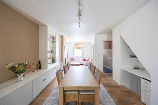 <p>Bent u op zoek naar een instapklare en verrassende woning met veel natuurlijke lichtinval en een modern comfort? Zoek niet verder. Een charmante woning gelegen in het centrum van Kapellen, dat een slimme indeling combineert met een huiselijke sfeer. De leefruimte met een moderne open keuken geeft je een groot ruimtelijk gevoel. Achteraan de keuken is de aparte wasplaats, berging en nog een extra gastentoilet. Op de eerste verdieping bevinden zich drie slaapkamers en een ruime en zeer functionele badkamer dat voorzien is van douche, bad en nog een 2de toilet. Er is een ruim terras en tuin dat veel privacy bied. De woning is zeer praktisch ingericht, elke vierkante meter in dit huis is functioneel benut. Er zijn veel maatkasten waardoor dit huis veel opbergruimte heeft. EPC label C. Wg, Vg, Gvkv, Gvkr, Gmo.<br /> </p>