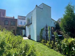 <p><span>NIELSESTRAAT 172 2850 BOOM</span></p><p><span>Charmante woning in een groene en rustige omgeving</span></p><p><span> </span></p><p><span>Welkom in deze charmante halfopen bebouwing, rustig gelegen in een zijstraat van de Nielsestraat in Boom. </span></p><p><span>Dankzij de uitstekende ligging geniet u van een vlotte verbinding naar de A12 en bevindt u zich op slechts enkele minuten van het centrum van Boom. Scholen, winkels en openbaar vervoer zijn bovendien gemakkelijk bereikbaar.</span></p><p><span> </span></p><p><span>De woning beschikt:</span></p><p><span>-op het gelijkvloers over een aangename open leefruimte met een Amerikaanse keuken, een gezellige zithoek en een badkamer. </span></p><p><span>-op de eerste verdieping bevinden zich 3  slaapkamers en een praktische bergruimte.</span></p><p><span> </span></p><p><span>Een absolute troef van deze woning is het ruime terras, omringd door het groen van de omgeving. </span></p><p><span>Dankzij de grote raampartijen geniet de leefruimte van veel natuurlijk licht en een mooi uitzicht op de tuin.</span></p><p><span> </span></p><p><span>De woning beschikt over een </span><span>EPC-label C</span><span>, waardoor er geen renovatie verplichting van toepassing is.</span></p><p><span>Dit maakt deze woning  interessant voor starters, alleenstaanden of jonge gezinnen die op zoek zijn naar een woning op een rustige locatie.</span></p><p><span> </span></p><p><span>Benieuwd naar deze charmante woning? Neem gerust contact met ons op voor een bezoek via info@immodillen.be - 03/888 44 01 </span></p><p><span> </span></p><p><span> </span></p>