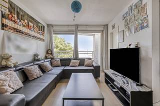 Instapklaar appartement (2009) met 1 kamer en klein terras te koop in Waregem op uitstekende ligging vlak bij het centrum en station. Dit appartement wordt verkocht als investeringsappartement, momenteel is het verhuurd.INDELINGInkomhal - lichtrijke leefruimte met open keuken - klein terras aan de voorzijde met zicht op groen - berging (aansluiting wasmachine) - badkamer met douche, lavabomeubel en toilet - slaapkamer ALGEMENE INFO- verhuurd via sociaal verhuurkantoor €547- verkoop onder erfpacht