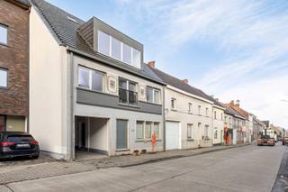 <p><strong>Ruim gelijkvloers appartement in Herzele</strong></p><p>Dit appartement bevindt zich op een centrale locatie in Herzele, met alle voorzieningen zoals winkels, openbaar vervoer en scholen in de directe nabijheid.<br /><br />Het volledig vernieuwde appartement profiteert van natuurlijk licht en is instapklaar mits schilderwerken. Bij binnenkomst via de inkomhal betreden we de ruime leefruimte (68 m²), die directe toegang biedt tot het aangename terras (24 m²) en de open keuken met bijbehorende bergruimte.<br /><br />Het appartement omvat tevens een ruime slaapkamer met dressingruimte en een badkamer met inloopdouche en wastafel. Er is ook een apart toilet aanwezig.<br /><br />Er is een kelderruimte inbegrepen.<br /><br />Optioneel is er de mogelijkheid om een autostaanplaats aan te kopen (prijs op aanvraag).<br /><br />SI in aanvraag.</p>