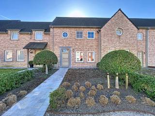 <p>Zeer energiezuinige woning op een centrale locatie bestaande uit een inkomhal met gastentoilet, polyvalente ruimte die momenteel dienst doet als kapsalon, praktische was/bergplaats, lichtrijke leefruimte met eet-en zithoek, volledig uitgeruste open keuken, onderhoudsvriendelijke (kunstgras) zuid gerichte tuin met aangelegd terras en een uitweg via garage (met sectionale poort) op een achterliggend straatje.</p>
<p>Op het verdiep zijn 3 slaapkamers die allemaal voorzien zijn van ingemaakte kasten, nachthal met afzonderlijk toilet, ingerichte badkamer (douche, ligbad en dubbele lavabo) en een trapluik naar de geïsoleerde zolder.</p>
<p>Extra troeven:</p>
<ul>
<li>Energiezuinig</li>
<li>Voorzien van 18 zonnepanelen</li>
<li>Airco (gelijkvloers en verdiep)</li>
<li>Ventilatiesysteem (type D)</li>
<li>Conforme keuring elektriciteit.</li>
<li>Zonnescreens + rolluiken</li>
<li>Regenwaterput van 15.000L</li>
<li>Uitweg via tuin met achterliggende oprit voor meerdere wagens</li>
<li>Aangelegde voortuin</li>
<li>In de nabijheid van scholen, winkels, het centrum en openbaar vervoer</li>
</ul>
<p>Deze woning is te koop ZONDER makelaar via het concept van Smart Houses! Verdere inlichtingen of bezoek? Contacteer rechtstreeks de eigenaar via 0496/45.37.95.</p>