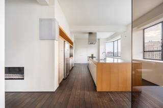 Bent u op zoek naar een exclusieve loft met karakter in centrum Antwerpen? Lees hier dan zeker even verder!<br /><br />Bent u zoek naar een unieke, luxueuze en riante woonst in een historisch kader? Deze adembenemende loft van ca. 325m², gelegen aan de Tunnelplaats 1 in Antwerpen, biedt het beste van twee werelden: de grandeur van een art-decogebouw uit 1937, ontworpen door architect Apollon Lagache, en een hedendaagse afwerking met oog voor detail en comfort.<br /><br />Een architecturaal pareltje op toplocatie<br /><br />Gelegen in een prachtig onderhouden interbellumgebouw, straalt deze loft karakter en klasse uit. De toplocatie, vlakbij het trendy Eilandje, het bruisende historische stadscentrum en Park Spoor Noord, biedt een ideale mix van rust en stedelijke dynamiek. Bovendien zijn invalswegen, openbaar vervoer en het Centraal Station op korte afstand te bereiken.<br /><br />Indeling: ruimte, licht en luxe<br /><br />Op de vijfde verdieping betreedt u de loft via een stijlvolle inkomhal met vestiaire en apart gastentoilet. Vervolgens komt u in de royale, lichtrijke leefruimte met een imposante gevelbreedte en grote raampartijen die zorgen voor een overvloed aan natuurlijk licht. De woonkamer is voorzien van een massieve parketvloer en een ingewerkte gashaard, wat bijdraagt aan de warme en gezellige sfeer. Aansluitend bevindt zich een hoogwaardige en kwalitatieve keuken met kookeiland en alle moderne toestellen. Een bijzondere troef is de cirkelvormige ruimte aan de leefruimte, ideaal als bureau of leeshoek, met een fenomenaal uitzicht over de stad.<br /><br />Royale slaapkamers en twee ruime badkamers<br /><br />Momenteel beschikt de loft over twee ruime slaapkamers. Er is echter voldoende ruimte om eenvoudig twee extra slaapkamers te creëren. De masterbedroom is voorzien van een volledig ingemaakte dressing en een ensuite badkamer met dubbele lavabo, een ligbad, grote inloopdouche en ingemaakte kasten. Daarnaast is er een tweede badkamer met douche, lavabo en aansluitingen voor was- en droogmachine. Tot slot is er ook nog extra bergruimte voorzien.<br /><br />Fantastisch 360° terras en extra voorzieningen<br /><br />Het appartement heeft toegang tot een adembenemend gemeenschappelijk dakterras van maar liefst 200m² met een panoramisch uitzicht over de hele stad. Hier kunt u heerlijk genieten van zonnige dagen, barbecues organiseren of ontspannen met vrienden en familie.<br /><br />Tot slot beschikt het appartement over een grote aparte kelderberging en is er een mogelijkheid tot aankoop van een overdekte autostaanplaats (35.000).<br /><br />Extra troeven:<br /><br />-Inpandige garage met mogelijkheid plaatsing laadpaal (35 000 euro)<br /><br />-Gigantisch gemeenschappelijk dakterras met panoramisch zicht over Antwerpen<br /><br />-Ruime aparte kelderberging<br /><br />-Gunstig EPC en conforme elektriciteit<br /><br />-Asbestvrij<br /><br />-Lage gemeenschappelijke kosten<br /><br />-Hoogwaardige afwerking<br /><br />Bent u op zoek naar een unieke woonervaring op een toplocatie in Antwerpen? Deze exclusieve loft combineert ruimte, luxe en een uitzonderlijke architecturale waarde. Mis deze kans niet en plan vandaag nog een bezoek!