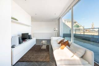 Ruim duplex dakappartement met panoramisch zonneterras van ca. 50m² gelegen op absolute toplocatie in het centrum van Antwerpen nabij tal van...