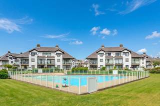 Goed onderhouden gelijkvloersappartement te koop met 1 slaapkamer, ruim terras en mooi open zicht op het zwembad en het groen van van de...