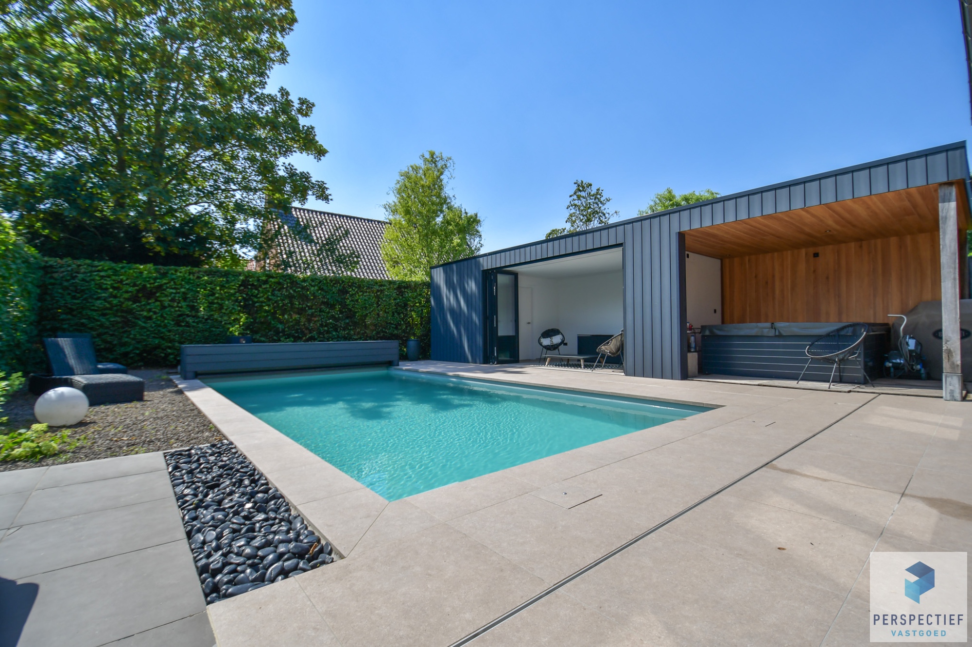 Ruime (254m²) instapklare gezinswoning met 4 slaapkamers, zwembad en poolhouse - foto 3