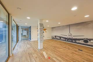 Deze instapklare en <strong>recente handelsruimte/praktijkruimte van ca. 68 m²</strong> is gelegen aan de rand van de stad en geniet van een <strong>uitstekende zichtbaarheid en bereikbaarheid</strong>.<br />Dankzij de kwalitatieve en verzorgde afwerking is dit pand bijzonder geschikt voor <strong>diverse professionele doeleinden, zoals een kantoor, winkel of praktijkruimte</strong>. De nabijheid van talrijke voorzieningen en de vlotte toegang maken dit een uiterst praktische locatie voor zowel klanten als medewerkers.<br />De ruimte is momenteel ingericht als kantoor en beschikt over <strong>alle nodige comfort</strong>. Zo is er een <strong>ruime berging, een kitchenette, een apart toilet en een doucheruimte</strong>, wat het gebruiksgemak aanzienlijk verhoogt.<br />Bovendien bevindt het pand zich in een mooie en goed onderhouden residentie, wat bijdraagt aan een <strong>professionele uitstraling</strong>.<br /><br /><strong>Grootste troeven op een rij:</strong>
<ul>
<li><span>Energiezuinige en instapklare handelsruimte</span></li>
<li><span>Gevelbreedte van maar liefst 12 meter met sterke visibiliteit</span></li>
<li><span>Vloerverwarming en ventilatiesysteem</span></li>
<li><span>CV op gas en aluminium ramen met hoogrendementsbeglazing</span></li>
<li><span>Parkeergelegenheid in de onmiddellijke omgeving</span><br /> </li>
</ul>
<span>Neem nu contact op met Brecht om een bezoek in te plannen!</span>