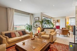 <p><span>VENTE &amp; LEASE BACK - Magnifique appartement de 2 chambres à coucher avec terrasses avant et arrière !</span></p><p><span>Ne manquez pas cette opportunité d'investissement. Cet appartement bénéficie d'un excellent emplacement dans le quartier résidentiel de Fruithof. Avec plusieurs commerces, écoles et transports en commun, cet endroit calme mais central a beaucoup d'atouts ! Cet appartement situé au 10ème étage d'un immeuble très bien entretenu avec ascenseur attend son prochain propriétaire.</span></p><p><span> </span></p><p><span>Cet appartement d'angle rénové avec un label EPC B a la disposition suivante :</span></p><p><span>Entrée, espace de vie &amp; cuisine :</span></p><p><span>Vous entrez dans l'appartement par le hall d'entrée équipé d'une porte de sécurité et d'un vidéophone. Vous passez immédiatement à l'espace de vie spacieux avec cuisine ouverte (environ 55 m²). Le salon est doté d'un magnifique parquet qui se prolonge dans tout l'appartement et qui est assorti au carrelage de la cuisine. Grâce aux grandes fenêtres coulissantes rénovées, l'appartement bénéficie de beaucoup de lumière naturelle. La spacieuse cuisine ouverte est équipée de tous les appareils modernes (four, four combiné, réfrigérateur/congélateur, lave-vaisselle, plaque de cuisson à induction). Le grand îlot de cuisson offre non seulement beaucoup d'espace de rangement mais aussi la possibilité de prendre un petit déjeuner ou un apéritif en toute tranquillité avec une vue sur la verdure.</span></p><p><span> </span></p><p><span>Chambres &amp; salles de bains :</span></p><p><span>À l'arrière de l'appartement se trouvent deux chambres spacieuses (environ 16 et 20 m²). Les deux chambres ont le même beau parquet, ainsi que des armoires encastrées pratiques et une pompe à air/chauffage. La chambre principale est un amalgame des deux chambres d'origine. Vous pouvez donc facilement transformer l'appartement en un appartement de 3 chambres à coucher. La première salle de bains est équipée d'un meuble-lavabo moderne avec armoire de toilette, d'une baignoire avec pare-douche et de toilettes suspendues. En plus de la douche, la salle d'eau dispose d'un espace pour la machine à laver et le sèche-linge. Dans le couloir, en plus d'un WC séparé pour les invités avec lave-mains, on trouve un nombre particulièrement important d'armoires encastrées. </span></p><p><span>  </span></p><p><span>Terrasses : </span></p><p><span>L'appartement dispose de 2 terrasses permettant de profiter du soleil tout au long de la journée. La terrasse avant, à laquelle on accède par l'espace de vie, est baignée de soleil dès le matin ( '). Sur la terrasse arrière, orientée sud-ouest, vous pouvez profiter du soleil de 'à midi jusqu'à 'tard dans la nuit, avec une vue sur le magnifique jardin commun !</span></p><p><span> </span></p><p><span>Sous-sol &amp; emplacement :</span></p><p><span>Au sous-sol se trouve une cave spacieuse où une prise de courant est également prévue. La place de parking souterraine peut être achetée en copropriété au prix de 17 500 euros. </span></p><p><span> </span></p><p><span>Conditions :</span></p><p><span>- Bail à vie sur 2 têtes (notarié).</span></p><p><span>- Revenu locatif mensuel garanti de € 1.400, hors charges.</span></p><p><span>- Certitude d'avoir de bons locataires et un bon entretien.</span></p><p><span> </span></p><p><span>Détails :</span></p><p><span>- Immeuble très bien entretenu avec toiture entièrement rénovée (2024). Des panneaux solaires seront installés cet automne et les travaux préparatoires pour l'installation de bornes de recharge électrique sont déjà en cours.</span></p><p><span>- Excellents certificats d'inspection : Appartement sans amiante - électricité entièrement rénovée avec contrôle conforme - label EPC B</span></p><p><span>- Abri à vélos commun</span></p><p><span>- Fenêtres rénovées avec vitrage à haut rendement et moustiquaires</span></p><p><span>- Surface de 125 m² (cfr. EPC)</span></p><p><span> </span></p><p><span>Ne manquez pas cette opportunité d'investissement unique ! </span></p><p><span> </span></p>