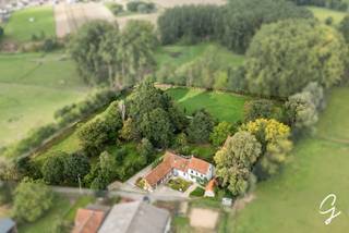 <p><span>Verscholen aan het einde van een doodlopende straat in het landelijke Bavegem (Sint-Lievens-Houtem) bevindt zich deze karaktervolle hoeve op een uitzonderlijk perceel van maar liefst 1,1 hectare. Een unieke plek waar rust, privacy en de natuur centraal staan. Ideaal voor paardenliefhebbers, dierenhouders of wie droomt van landelijk wonen met ruimte rondom zich.</span></p>
<p><span>Het hoofdgebouw verwelkomt u via de inkomhal en beschikt op het gelijkvloers over een gezellige leefruimte, eetplaats, keuken, apart toilet, praktische berging/waskamer en een bijkomende voorkamer(polyvalent).Vanuit de keuken is er toegang tot een kleine kelder.</span></p>
<p><span>Op de eerste verdieping bevinden zich drie slaapkamers, een bureau, een ruime overloop en een badkamer. Een extra zolderkamer biedt bijkomende ruimte en mogelijkheden.</span></p>
<p><span>Zowel vanuit de leefruimte als de keuken heeft u rechtstreeks toegang tot het terras en de uitgestrekte tuin/bebossing. Hier geniet u in alle privacy van het groen, de stilte en het landelijke karakter van de omgeving.</span></p>
<p><span>-Deels gerenoveerd: daken vervangen en WTP units + zonnepanelen geplaatst.</span><span>Ook de bijgebouwen vormen een absolute troef. Een grote stal biedt volop mogelijkheden voor het houden van paarden of andere dieren, maar kan eveneens dienstdoen als opslag- of werkruimte. Links en rechts van het hoofdgebouw bevinden zich bovendien twee ruime garages en diverse praktische buitenbergingen.</span></p>
<p><span>Een eigendom met karakter, ruimte en vooral bijzonder veel renovatie potentieel, op een locatie die nog maar zelden op de markt komt.</span></p>
<p><span>Mis deze unieke kans niet en ontdek zelf de rust en mogelijkheden van deze bijzondere hoeve in Bavegem: Contacteer Roxanne voor meer info of bezoek: 0496/85.09.62 </span></p>