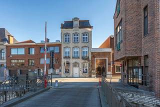 This well-located office is situated in the heart of Mechelen on the Dijle, behind the attractive façade of an elegant heritage building, overlooking the river, the Kraanbrug and the iconic wooden houses that adorn many Mechelen travel guides.<br /><br />It consists of an inspiring meeting room (28m²) at the front of the building, bathed in light, with authentic mouldings and beautiful windows, and an office space (36m²) with kitchen, cloakroom and guest toilet at the rear of the building. The two spaces are separated by a stately entrance hall, which provides access to the apartments above, but can also be used as an entrance to the office, accessible via the gate on the side façade.<br /><br />It is a quiet and pleasant place to work and hold meetings for up to 8 employees, and the high ceilings give an extra feeling of space. <br />Underground parking spaces can be rented nearby if required.<br /><br />Practical information:<br />- monthly rent: €1,450<br />- monthly service charge: €100<br />- annual property tax: +/- €1,450<br />- available from +/- October 2026 and no later than 1/02/2027<br />- 3 months rent deposit<br /><br />Would you like to come and see this office for yourself? Please contact Tinne on 0477 60 21 99 or tinne.schotsmans@quares-trevi.be. <br />See you soon!