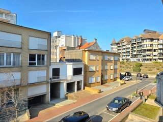 RUIM APPARTEMENT MET 2 SLAAPKAMERS + 2 BADKAMERS + 2 WC'S GELEGEN OP 75 METER VAN HET STRAND TE DE PANNEBestaande uit hal met vestiaire, living met...