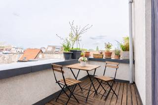 Dit appartement ligt in de Pothoekstraat, in een levendige en opkomende buurt van Antwerpen . Je woont op wandel- en fietsafstand van het stadscentrum, met winkels, scholen en openbaar vervoer vlakbij.<br />Ook de bereikbaarheid is een troef: via de Singel en de belangrijkste invalswegen ben je snel op de Ring en vlot onderweg, zowel binnen als buiten de stad. Met de AFAS Dome en Park Spoor Oost om de hoek geniet je hier van het beste van 2 werelden: de dynamiek van de stad en een aangename woonomgeving.<br />De residentie werd in 2011 volledig gestript en heropgebouwd, een echte vernieuwbouw, met een doordachte indeling en een aangenaam ruimtelijk gevoel. Het appartement ligt op de 3de verdieping van een kleinschalig gebouw (zonder lift). Bij het binnenkomen valt meteen de overvloed aan natuurlijk licht op in de leefruimte, via het raam dat zorgt voor een open en lichtrijk gevoel, terwijl de bamboeparketvloer, die doorheen het hele appartement loopt, een warme, natuurlijke toets geeft.De open keuken sluit hier mooi op aan en is voorzien van alle hedendaags comfort. Via de hal bereik je de badkamer met douche, wastafel, WC en aansluitingen voor wasmachine en droogkast. Achteraan bevindt zich de slaapkamer, met aansluitend een extra troef: het terras waar je heerlijk kan ontspannen. Daarnaast beschik je over een kelder en een gemeenschappelijke fietsenstalling op het gelijkvloers. EPC B-P-&amp;G-score B-Stedenbouw Vg-Wg-Gmo-Gvkr-Gvv<br />Interesse? Surf naar www.walls.be of bel 03 233 33 00