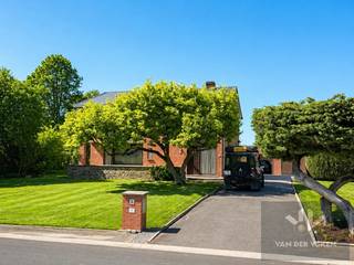 <u><strong>Ruime gezinswoning met 4 slaapkamers en een aparte bureauruimte in een groene omgeving - ontdek het potentieel van deze lichtrijke, riante woning! </strong></u><br /><br /><u><strong>Troeven:</strong></u>
<ul>
	<li>Rustige topligging in Haspengouw</li>
	<li>Vlotte verbinding naar Hasselt, Sint-Truiden, Tongeren, ...</li>
	<li>Groot perceel (±15 aren)</li>
	<li>Zeer lichtrijke woning</li>
	<li>Ruime en praktische indeling</li>
	<li>Terrassen, kelder en grote garage</li>
	<li>4 slaapkamers</li>
	<li>Bureauruimte rechtstreeks bereikbaar vanuit de inkomhal</li>
	<li>Veel renovatiepotentieel</li>
</ul>
<br /><strong>Locatie</strong> - <span>Een beetje verscholen achter een prachtige magnolia vinden we deze ruime gezinswoning in het landelijke Ulbeek (Wellen), op een perceel van 15 aren 13 centiaren en omgeven door veel groen, velden en weidse zichten. Wellen is tevens gelegen in het hart van Haspengouw en grenst aan Sint-Truiden, Hasselt en Tongeren-Borgloon. Het landschap bestaat voornamelijk uit uitgestrekte boomgaarden en het glooiende landschap van de fruitstreek. </span><span>Een toffe locatie waar je als bewoner zeker de rust zult ervaren en kan genieten van deze mooie omgeving.</span><br /><br /><strong><span>Woning</span></strong><span> - Wat meteen opvalt als we de woning betreden is de enorme hoeveelheid lichtinval. De indeling omvat op het gelijkvloers de grote inkomhal, een ruime L-vormige woonkamer met zowel aan de voor- en achterzijde een overdekt terras, een aparte bureauruimte, de keuken, berging, ... </span><span>Op de eerste verdieping kom je via de nachthal uit op maar liefst 4 slaapkamers, een badkamer en een apart toilet. Vanuit de grootste slaapkamer kom je op het terras met een mooi zicht over de ruime omgeving.</span><br /><span>Er is nog een kelder en een vrijstaande garage die plaats biedt voor 2 wagens en een eigen werkplaats.</span><br /><br /><strong><span>Conclusie</span></strong><span> - Een buitenkans op uw eigen gezinswoning in deze groene omgeving. Het geheel kan zeker een moderne injectie gebruiken maar heeft veel te bieden op het gebied van ruimte, locatie en mogelijkheden. Een mooie woning om je creativiteit op los te laten.<br /><br />Maak jij van deze prachtige woning je nieuwe thuis? Laat je gegevens achter en René contacteert je voor een bezoek. </span>