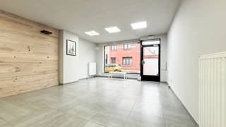 <p>Bij ImmoFusion 7/7 “open huis” : klik op onze 3D-TOUR.<br />Ervaar vastgoed alsof je er zelf doorloopt!<br /><br />Dit handelspand met appartement aan de Kleuterweg 13 in Heusden-Zolder biedt een perfecte combinatie van wonen en werken. Met een totale oppervlakte van 260 m² en een handelspand die volledig gerenoveerd is.. De handelsruimte van 117 m² op de begane grond is ideaal voor een winkel of horecazaak, terwijl de duplex appartement, een keuken en ruime woonkamer herbergt. Op de tweede verdieping bevinden zich 3 slaapkamers en een volledig uitgeruste badkamer. <br /><br />Pluspunten:<br /><br />- geen gemeenschappelijke kosten<br />- privacy<br />- de ligging, op slechts 100 meter van scholen, winkels en openbaar vervoer en op 2 kilometer van de snelwegen, maakt dit pand zeer aantrekkelijk voor ondernemers. <br /><br /><br />Voor een bezichtiging ter plaatse of meer info, bel ons op 078/78.78.70, of kom gewoon binnen op ons kantoor, steeds welkom!</p>