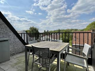 Op een vlot bereikbare locatie in Kuurne bevindt zich dit prachtig afgewerkte dakappartement met drie slaapkamers in Residentie César. Vrij op 1 augustus 26.<br />Via de lift bereik je rechtstreeks de inkomdeur van het appartement. De ruime inkomhal met ingemaakte kasten verwelkomt je en biedt meteen voldoende bergruimte.<br />Aan de rechterzijde bevindt zich het lichtrijke woongedeelte met een ruime living en een open, volledig ingerichte keuken. Aansluitend aan de keuken is er een praktische berging. Het appartement beschikt over twee mooie terrassen: één aan de voorzijde en één aan de achterzijde, ideaal om op elk moment van de dag van de zon te genieten.<br />Aan de linkerzijde van het appartement bevinden zich drie volwaardige slaapkamers, waarvan één met aansluitende badkamer. Daarnaast is er een gastentoilet en een tweede badkamer. Eén van de slaapkamers is voorzien van ingemaakte kasten.<br />Achter het appartementsgebouw bevindt zich een privatieve autostaanplaats.<br />Syndicvoorschot: €100/maand<br />Troeven<br />✔ Hoogwaardige afwerking<br />✔ Laag EPC (energiezuinig)<br />✔ Vlotte bereikbaarheid<br />Interesse in dit instapklare dakappartement? Contacteer ons voor een bezoek!