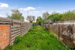 Op een goede locatie te Mechelen bevindt zich deze instapklare woning met 3 slaapkamers en tuin. U bevindt zich hier vlakbij winkels, scholen, het openbaar vervoer en op slechts 5 minuten van centrum Mechelen. <br /><br />We betreden de woning via de leefruimte, die u kunt inrichten met een gezellige zithoek en eetplaats. De keuken is mooi geïntegreerd in het geheel en voorzien van de voornaamste toestellen. Verder bevindt zich op het gelijkvloers nog de badkamer uitgerust met lavabo, douche, toilet en voorziening voor de wasmachine. De nachthal op de eerste verdieping geeft ons toegang tot 2 slaapkamers. Op de tweede verdieping beschikt u nog over een derde slaapkamer. In de leuke tuin kunt u steeds in alle rust en privacy genieten van het mooie weer.<br /><br />De woning is onmiddellijk beschikbaar.<br /><br />U dient een bezoekaanvraag in te dienen via het zoekertje op onze website via de knop "vraag bezoek aan".<br /><br />Dit is een uitstekende opportuniteit als u op zoek bent naar een instapklare woning met 3 slaapkamers, vlakbij centrum Mechelen. Contacteer ons voor meer informatie of neem een kijkje op www.boonstravastgoed.be .<br /><br />Bijzonderheden: <br />- Instapklaar<br />- 3 slaakamers<br />- Vlakbij centrum Mechelen