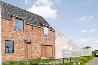 Deze energiezuinige halfopen nieuwbouwwoning in landelijke bouwstijl werd reeds wind-waterdicht opgebouwd en wordt binnenin verder kwalitatief afgewerkt door Dumobil Woonprojecten naar wens van de koper. Deze woning (lot 44) heeft een perceeloppervlakte van 245 m² en een noordwestelijk georiënteerde tuin waardoor je kan genieten van een avondzonnetje in de tuin.<br /><br />Via de inkomhal kom je terecht in een open leefruimte met salon, eethoek, bureau en open keuken. Er is een aparte wasplaats en toilet. Op de eerste verdieping zijn er 4 slaapkamers, nog een toilet en een badkamer met dubbele wastafel, douche én bad. Met een vaste trap kom je op de zolderruimte die dienst kan doen als extra kamer. Er is een oprit voor de auto, een aangelegde voortuin en tuin met terras. Geniet daarbij van de nieuwste technieken, waaronder de geothermische warmtepomp, zonnepanelen en vloerverwarming om te verwarmen in de winter en te verkoelen in de zomer. Deze woning heeft dan ook energielabel A.<br /><br />Deze all-inprijs excl. kosten omvat een volledig afgewerkte, instapklare woning met álle voorzieningen en omgevingswerken inbegrepen. De totale kostprijs inclusief wettelijke kosten waaronder registratierechten, btw, notariskosten en aansluitingskosten kan je eenvoudig bekijken op onze <u><strong>website</strong></u>: <u><strong>dumobil.be/nl/woonprojecten/projecten/meulebeke-steenstraat-kapellestraat</strong></u> En/of contacteer onze bouwadviseur Sam Borrey voor meer info: 0483/21.01.33 | sam@dumobil.be<br /><br />Vraag vrijblijvend info aan bouwadviseur Sam: sam@dumobil.be | 0483 210 133