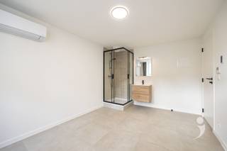 <p><span>Découvrez cette chambre d'étudiant moderne dans un projet de rénovation de haute qualité, situé dans la Vaartstraat, dans le cœur animé de Louvain. Le bâtiment a été entièrement rénové avec des matériaux durables et de haute qualité et répond aux normes contemporaines en termes de confort et d'efficacité énergétique.</span></p><p><span>La chambre est située au 1er étage et est équipée d'une pompe à chaleur air-air à haute efficacité énergétique, permettant à la fois un chauffage efficace en hiver et une climatisation rafraîchissante en été. La chambre est vendue entièrement meublée et dispose d'un sommier, d'un bureau, d'une chaise de bureau, d'une armoire encastrée, d'un rideau et d'un coin petit-déjeuner pratique avec micro-ondes et réfrigérateur. En outre, la chambre dispose de ses propres installations sanitaires, ce qui garantit un maximum de confort et d'intimité.</span></p><p><span>Le bâtiment dispose d'une cuisine commune entièrement équipée où les étudiants peuvent préparer leurs repas en tout confort. En outre, le bâtiment dispose d'un petit jardin de ville avec une terrasse, un endroit agréable pour se détendre ou étudier à l'extérieur.</span></p><p><span>Grâce à sa situation centrale dans la Vaartstraat, les campus, les magasins, les bars et les restaurants ainsi que le centre historique de Louvain sont accessibles à pied - une base idéale pour ceux qui veulent étudier et investir dans la qualité et l'insouciance.</span></p><p><span>La chambre d'étudiant sera également gérée professionnellement par l'équipe Rentmeester d'Immo Livit pendant 3 ans. Ce service professionnel est inclus dans le prix demandé, vous permettant, en tant que propriétaire, de profiter de votre investissement sans aucun souci.</span></p><p><span>Les photos'proviennent de propriétés de référence et servent à illustrer le niveau de finition et l'ambiance. L'achèvement des travaux est prévu pour début juin 2026.</span></p><p><span>Intéressé par cette chambre d'étudiant de grande qualité ? Contactez-nous au 016 15 31 15 ou à info@immolivit.be.</span></p>