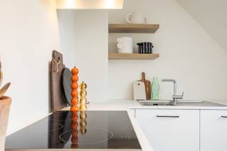 <p><span>Op zoek naar een fris, instapklaar appartement op een toplocatie? Dan zit je hier goed! </span></p><p><span>Dit super lichtrijk appartement met 2 ruime slaapkamers ligt in de rustige woonwijk Schoonbroek, op de tweede verdieping van een kleinschalig gebouw, vlak bij het centrum van Ekeren.</span></p><p><span> </span></p><p><span>Alles wat je nodig hebt, ligt binnen handbereik: winkels, scholen, openbaar vervoer en belangrijke invalswegen. </span></p><p><span>Zin in wat groen of ontspanning? Het Hagelkruispark, natuurgebied Oude Landen en de Put van Ekeren liggen om de hoek.</span></p><p><span> </span></p><p><span>+ EPC B = energiezuinig</span></p><p><span>+ Individuele meters op eigen naam</span></p><p><span>+ Geen bovenburen </span></p><p><span>+ Lage gemeenschappelijke kosten</span></p><p><span>+ Elektriciteit conform</span></p><p><span> </span></p><p><span>Binnenin werd het appartement recent volledig gestript en vernieuwd met moderne, kwalitatieve materialen. </span></p><p><span>Je komt binnen via de inkomhal en loopt door naar de heldere, gezellige leefruimte met een open keuken die volledig is uitgerust. </span></p><p><span>Verder zijn er twee slaapkamers en een stijlvolle badkamer met inloopdouche en handdoekdroger, dubbele wastafel en toilet.</span></p><p><span> </span></p><p><span>Wil je dit appartement eens komen bekijken tijdens het bezoekmoment?</span></p><p><span>Gelieve de aanvraag onderaan de advertentie op <span>www.sinjoor.be</span></span><span> in te vullen en alle vragen op het formulier te beantwoorden. </span></p><p><span>De dossierverantwoordelijke zal nadien contact opnemen.</span></p><p><span> </span></p><p><span> </span></p>