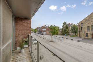 Located on the first floor of the 'Felis' residence, you will find this pleasant 1 bedroom apartment with a spacious terrace. Comfort is key here, partly due to the presence of an elevator, a private garage box and an extra private storage room. De Capucienen is a popular neighborhood with Puur bakery, the Capucienne School, Kestelyn pharmacy... <br /><br />Floor +1:<br />Entrance - separate toilet - living room (23 m²) - terrace (5 m²) - open kitchen with microwave oven, dishwasher, fridge, induction cooker, hood and built-in cupboards - bedroom (13 m²) - bathroom with shower and washbasin furniture.<br /><br />Ground floor:<br />Storage - spacious garage.<br /><br />GENERAL: <br />- Recent construction in 2008 <br />- Favorable EPC <br />- Nice terrace<br />- 1 bedroom<br />- Popular location in the Capuchins <br />- Currently rented! <br /><br />Register of measures: no