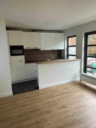 <p>Volledig gerenoveerd, 2 slpk appartement gelegen in het hartje van Wommelgem met garagebox.</p><p>Ligging:</p><p>Het appartement is gelegen dichtbij de dorpskern, in een doodlopende straat, dichtbij de winkels, het openbaar vervoer en de autostrade. Het appartement heeft een Mobiscore van 8/10.</p><p>Indeling:</p><p>U betreedt het appartement via de inkomhal met toegang tot het gastentoilet en de leefruimte met zeer veel lichtinval door de grote raampartijen.</p><p>Bij de leefruimte heeft u geen inkijk van andere appartementen en heeft u zicht op het groene. De leefruimte is 25m² groot en geniet van een volledig nieuwe geïnstalleerde keuken voorzien van ijskast, oven, inductievuur en vaatwasser.</p><p>Verder beschikt het appartement over twee slaapkamers, een van 13m² en een van 7m². Eén van de slaapkamers geeft u toegang tot het terras. De beide slaapkamers kijken uit op de achterzijde van het appartementsgebouw, waar de garageboxen zich bevinden. Hierbij is er ook geen inkijk van andere appartementen.</p><p>Bijkomend beschikt het appartement over een ruime badkamer, met een moderne inrichting. De badkamer beschikt over een dubbele lavabo en een bad/douche combinatie. Vervolgens kan u in de badkamer een aparte ruimte terug vinden voor wasmachine en droogkast.</p><p>Achter het gebouw ligt een garagebox verplicht bij te huren.</p><p>Huurprijs: € 990/ maand</p><p>Gemeenschappelijke kosten: € 30 / maand</p><p>Huurwaarborg: 3 maanden huur</p><p>Beschikbaarheid vanaf 1 januari 2027</p>