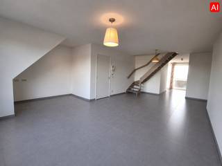 Maak uw bezoek aan ons nog eenvoudiger! Vul alstublieft vooraf de huurdersfiche in en stuur deze naar verhuur@vastgoeddemeyer.be. Wij nemen daarna contact met u op om een afspraak ter plaatse te plannen. U kunt de fiche vinden onder de downloads. Alvast bedankt!<br /><br />Dit INSTAPKLAAR DUPLEX APPARTMEMENT is gelegen op de tweede verdieping in residentie "'t Zoute Wakken" met name in de Markegemstraat 147 te Wakken en beschikt over een bewoonbare oppervlakte van maar liefst 146 m² en een terras met berging van 11 m². Dit alles op wandelafstand van bakker, slager, winkels, school, bushalte enz..<br /><br />U komt de residentie binnen en beschikt over zowel een lift als een trappenhal. Het duplex appartement is gelegen op de tweede verdieping. U komt binnen via de inkomhal die toegang verleent tot de ruime lichtrijke leefruimte met aansluitend een open en ingerichte keuken met veel ingemaakte kasten (kookplaat | dampkap | spoelbak | frigo | combi-oven ) met aansluitend een handige berging (aansluiting wasmachine). Via de keuken is er toegang tot het rustig gelegen terras met berging (ideaal om vuilniszak te plaatsen). Verder zijn er op dit verdiep nog 2 slaapkamers, een apart toilet en de ingerichte badkamer (dubbele lavabo met meubel | douche | ligbad). Op het verdiep bevindt zich een zeer ruime derde slaapkamer en is er toegang tot twee zolderruimtes.<br /> <br />Het duplex appartement is voorzien van een terras met zicht op de boomgaard. Tot slot is er nog een garage ingegrepen in de huurprijs. Die bevindt zich achteraan het gebouw.<br /><br />De residentie kan u zowel langs de voorkant als langs de achterkant van het gebouw betreden. Dit is praktisch om naar uw garage te gaan.<br /><br />PLUSPUNTEN:<br />* CENTRALE LIGGING | RECENT GEBOUW <br />* VLAKBIJ RECREATIEDOMEIN DE BALIEKOUTER<br />* ENERGIEZUINIG: B-LABEL<br />* INSTAPKLAAR <br />* TERRAS 11 m²<br />* GARAGE<br />* BUSHALTE AAN DE VOORDEUR<br />* SYNDICKOSTEN EN HUURDERSAANSPRAKELIJKHEIDSVERZEKERING INBEGREPEN