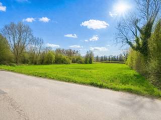 <p>Ideaal gelegen bouwgrond tussen Geraardsbergen en Lessines (dicht bij alle voorzieningen: A8, scholen, winkels, ...).<br />Vergunning voor 3 woningen van elk 200 m². Contacteer ons voor meer informatie via: aurelie@immobeguin.be</p>