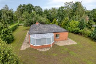 <p><span><span><strong>TE KOOP: Woning met veel potentieel op een perceel van 13a57ca op toplocatie te Bolderberg!</strong></span></span></p><p><span><span>Op een uitzonderlijke hoeklocatie tussen de Dahlialaan en de Lobelialaan bevindt zich deze te renoveren woning op een prachtig perceel van meer dan 13 are.</span></span></p><p><span><span>De absolute troef van dit eigendom is zonder twijfel de ligging. Gelegen in het hart van Bolderberg, één van de meest gewilde woonomgevingen van Limburg, geniet u hier van rust, groen en een uitstekende bereikbaarheid.</span></span></p><p><span><span>Op wandel- en fietsafstand bevinden zich de uitgestrekte natuurgebieden van De Wijers, het land van de 1001 vijvers, evenals het prachtige Domein Bovy met zijn wandelroutes, horecazaken en recreatiemogelijkheden. De omgeving staat bekend om haar unieke natuurbeleving, panoramische uitzichten vanaf de Bolderberg en tal van gezellige restaurants en terrassen.</span></span></p><p><span><span>Het perceel biedt tal van mogelijkheden voor wie op zoek is naar een renovatieproject, een ruime gezinswoning of een investering op een toplocatie.</span></span></p><p><span><span><strong>Ligging:</strong></span></span></p><p><span><span>Gelegen op de hoek van de Dahlialaan en de Lobelialaan geniet deze eigendom van een uitzonderlijke ligging in één van de meest gegeerde woonomgevingen van Limburg. Bolderberg staat bekend om zijn groene karakter, rustige woonstraten en unieke combinatie van natuur, ontspanning en bereikbaarheid.</span></span></p><p><span><span>Op korte afstand bevinden zich de prachtige natuurgebieden van De Wijers en Domein Bovy, waar u eindeloos kunt wandelen, fietsen en genieten van de natuur. Daarnaast vindt u in de directe omgeving tal van gezellige restaurants, cafés en recreatiemogelijkheden.</span></span></p><p><span><span>Een locatie waar rust, natuur en levenskwaliteit centraal staan, terwijl winkels, scholen en belangrijke verbindingswegen vlot bereikbaar blijven. Een zeldzame kans om te wonen op een van de mooiste plekjes van Bolderberg.</span></span></p><p><span><span><strong>Indeling:</strong></span></span></p><p><span><span>Inkomhal, apart toilet, slaapkamer, living, veranda, keuken, eetkamer, badkamer met douche, berging.</span></span></p><p><span><span>Er is ook een zolder aanwezig.</span></span></p><p><span><span>Buiten: Overdekte autostaanplaats, grote tuin rondom het huis.</span></span></p><p><span><span><strong>Troeven:</strong></span></span></p><p><span><span>-</span><span>Perceel van meer dan 13 are!</span></span><br /><span><span>-</span><span>Gelegen in het geliefde Bolderberg!</span></span><br /><span><span>-</span><span>Nabij Domein Bovy en De Wijers!</span></span><br /><span><span>-Volledig omheind!</span></span><br /><span><span>-</span><span>Rustige, groene woonomgeving!</span></span><br /><span><span>-</span><span>Tal van wandel-, fiets- en recreatiemogelijkheden in de directe omgeving!</span></span></p><p><span><span><strong>EPC F met certificaatnummer 20260605-0003886713-RES-1</strong></span></span><br /><span><span><strong>G-score: B</strong></span></span><br /><span><span><strong>P-score: B</strong></span></span><br /><span><span><strong>Stedenbouwkundige info: woongebied – bouwvergunning – geen voorkooprecht </strong></span></span><br /><span><span><strong>Bron bewoonbare oppervlakte EPC</strong></span></span></p>
